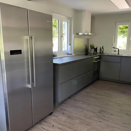 Freistehendes Mit Kamin, Sauna, Atemberaubenden Blick Ins Tal, Mehrere Terrassen, 1500qm Grundstueck 1,6m Hoch Eingezaeunt